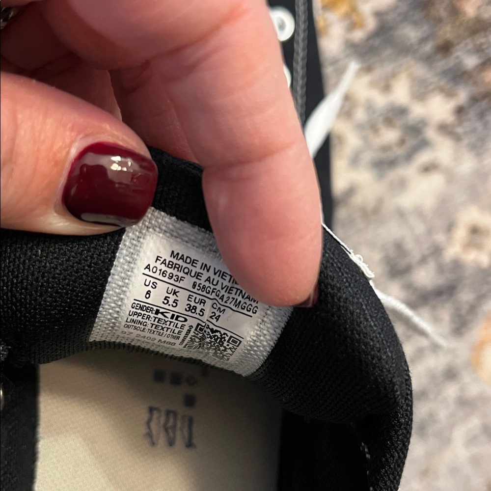 Converse all star chuck Taylors. Size 6 - Picture 4 of 4